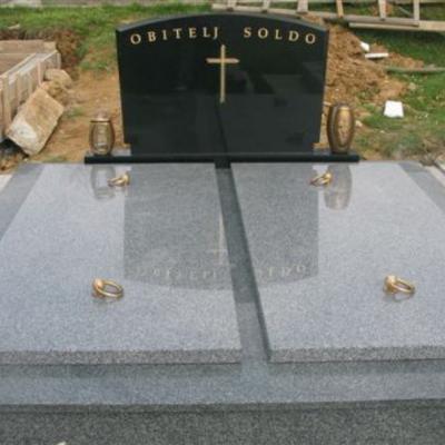 Dvodjelne Grobnice 12